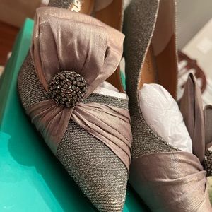 J.Renee 8.5Wide silver glitter pumps